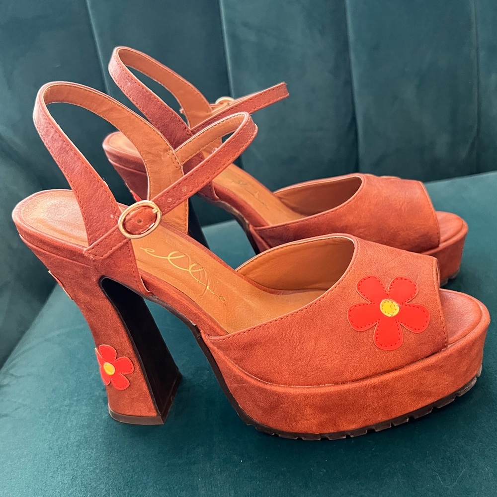 Retro 70’s Daisy Platform Sandals size 8